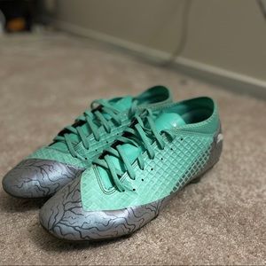 (Like new ) Puma Soccer shoes size 10